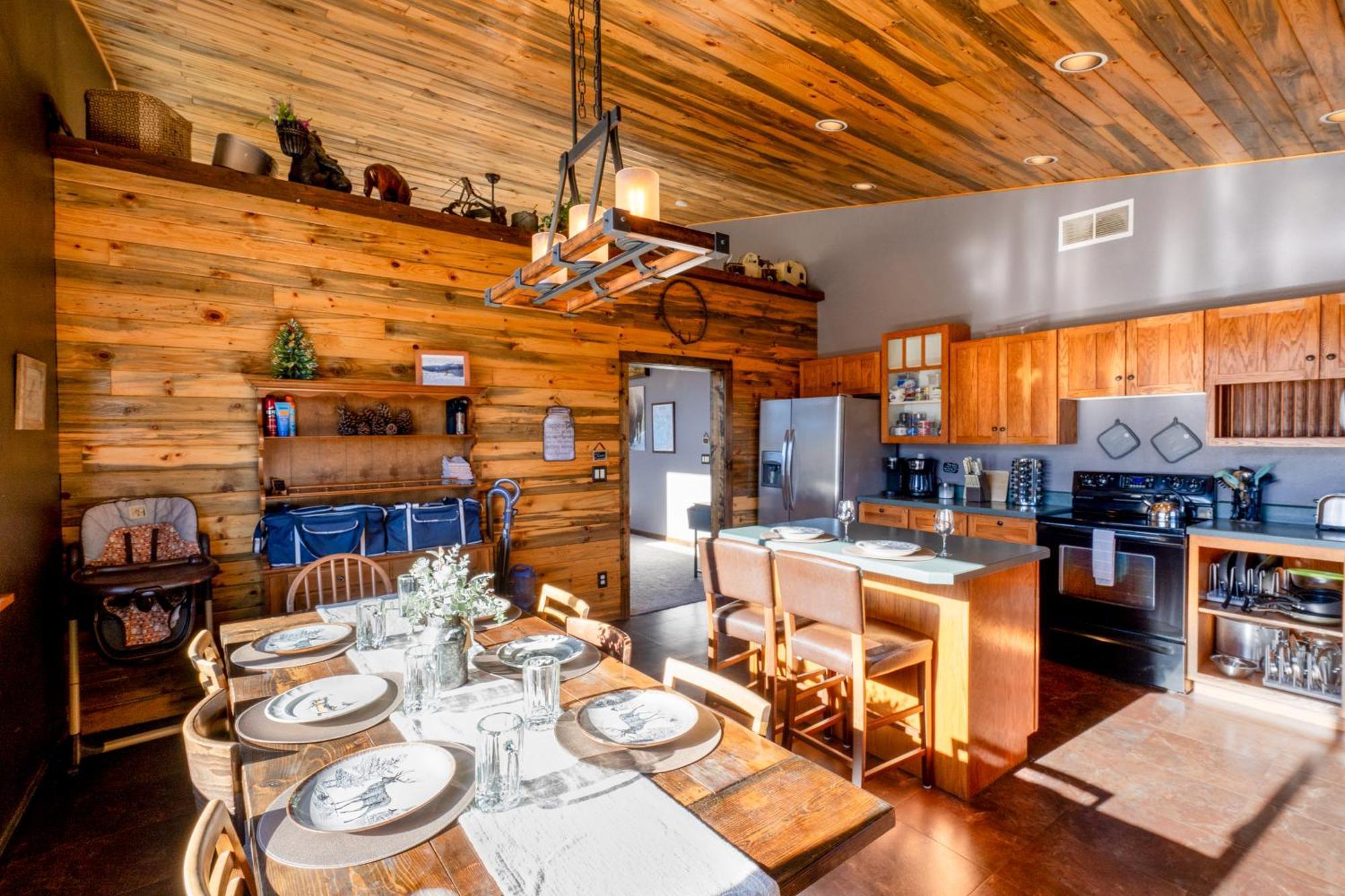 Bison Lodge - Lg Home - 2 Bedrooms - Less Than 5 Miles To Yellowstone North Entrance, Sleeps Up To 8 Gardiner Exterior photo