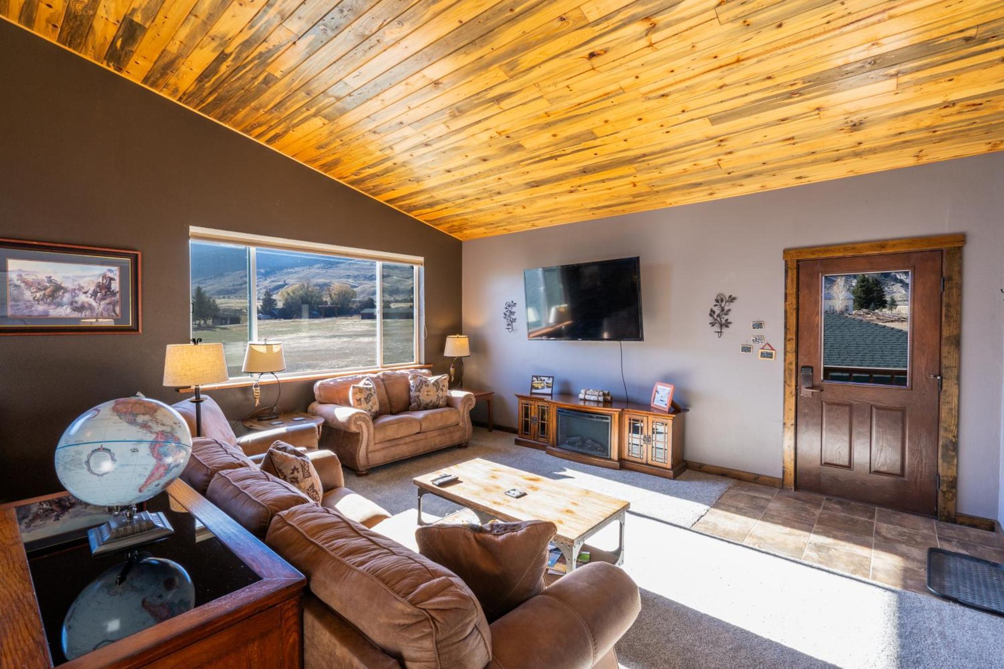 Bison Lodge - Lg Home - 2 Bedrooms - Less Than 5 Miles To Yellowstone North Entrance, Sleeps Up To 8 Gardiner Exterior photo