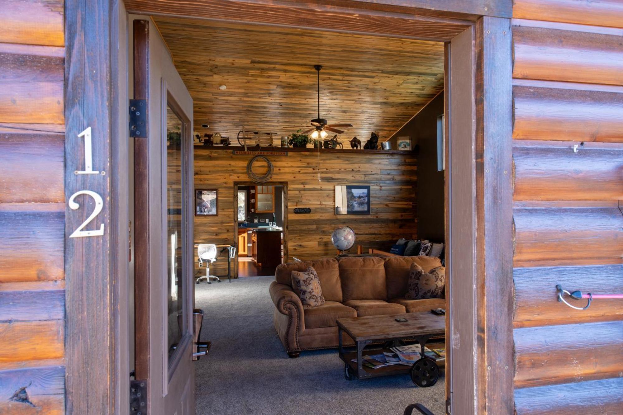 Bison Lodge - Lg Home - 2 Bedrooms - Less Than 5 Miles To Yellowstone North Entrance, Sleeps Up To 8 Gardiner Exterior photo